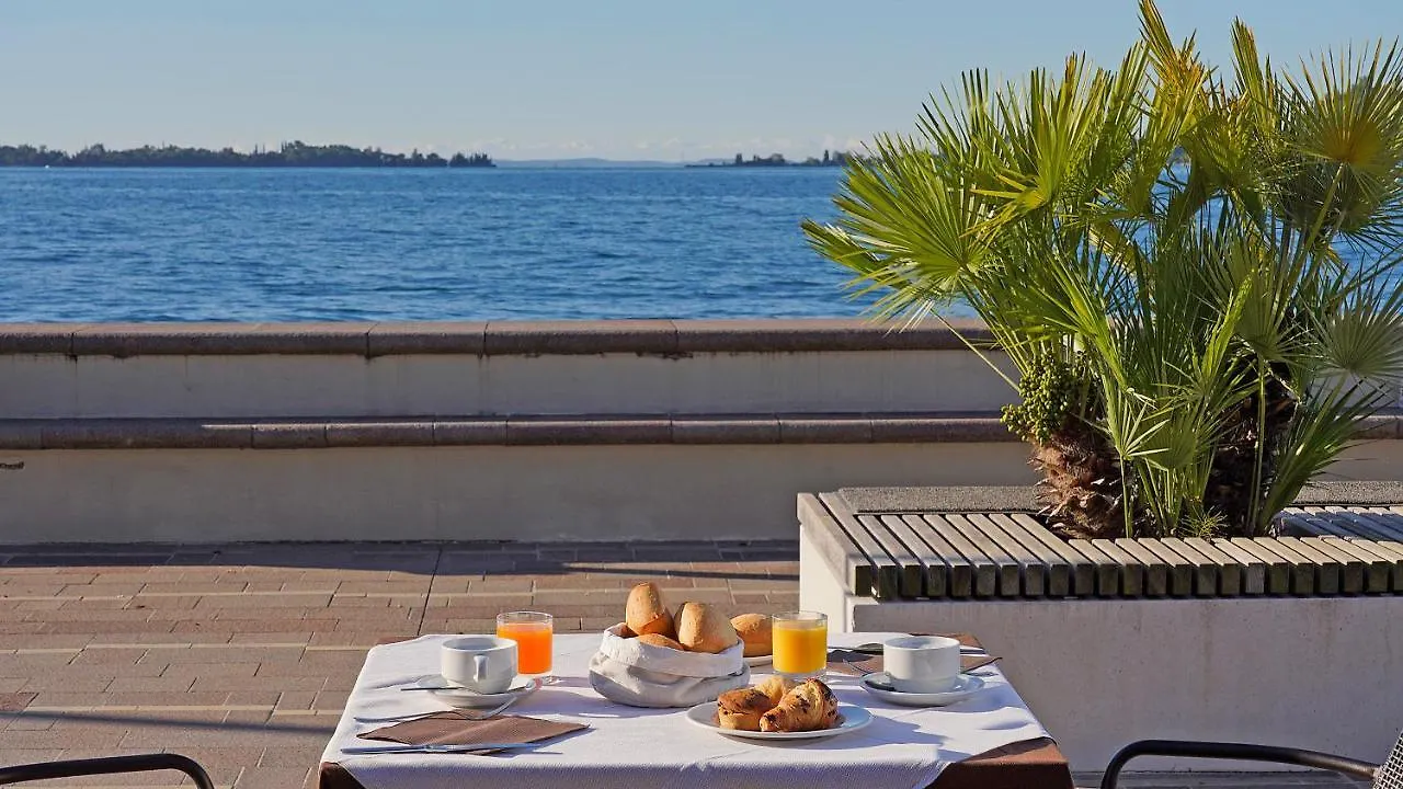 Hotel Du Lac Gardone Riviera 3*,  Italy